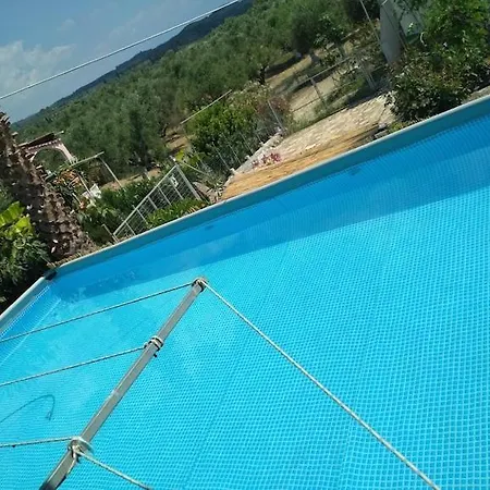 πέτρινο σπίτι με πισίνα