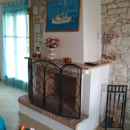 πέτρινο σπίτι με πισίνα * Falanthi