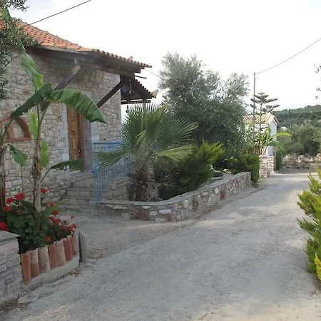 πέτρινο σπίτι με πισίνα Holiday home