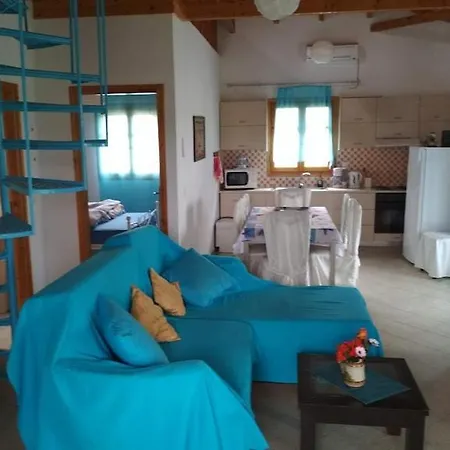 Holiday home πέτρινο σπίτι με πισίνα Falanthi